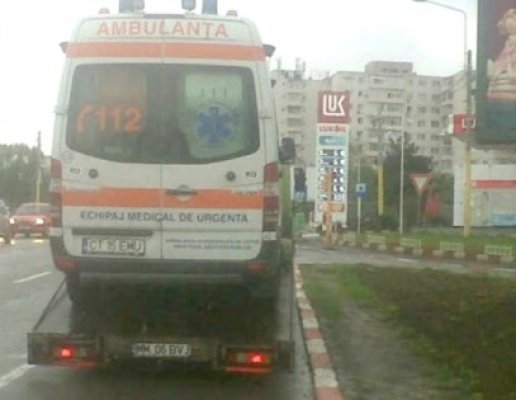 Ambulanţă care ducea un deţinut la spital, implicată într-un accident